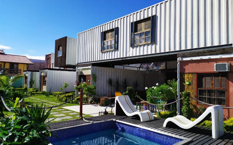 Hotel construído com contêineres marítimos reaproveitados